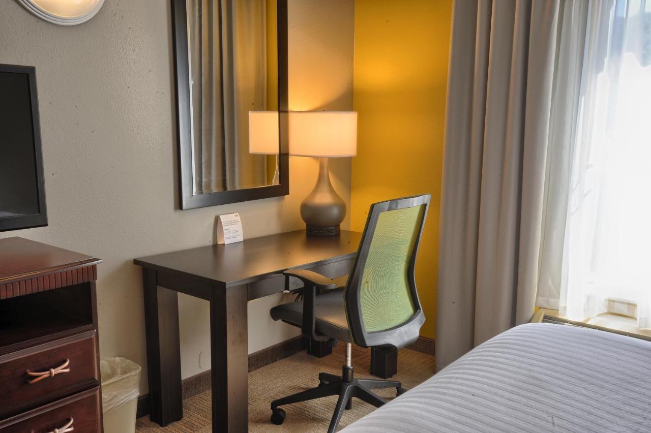 Holiday Inn Express Hotel & Suites Pell City Exterior photo